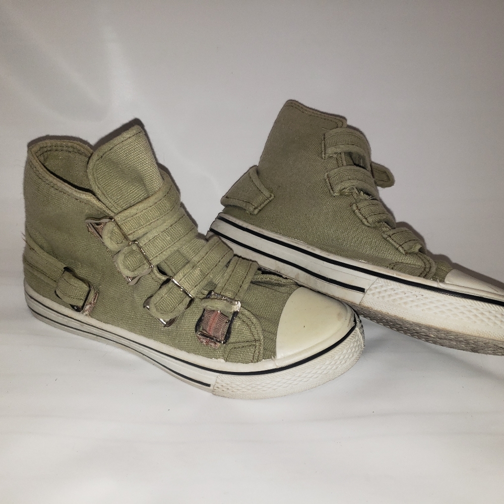 Women’s Chatties Olive Sneakers size 7/8